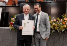 Lúdio defende moradia digna em sessão da Campanha da Fraternidade e arcebispo Dom Mário é homenageado