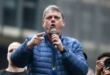 Tarcísio de Freitas aposta em vitória de Flávio Bolsonaro no 1º turno