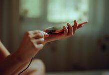 Deixar carregador na tomada sem o celular desperdiça energia