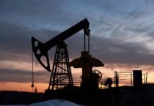 AIE reduz previsão de demanda mundial de petróleo para 2026