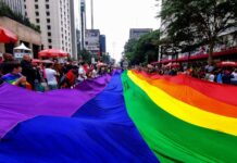 Governo britânico quer proibir ‘terapias de conversão’ de pessoas LGBT+