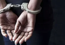 Mulher é presa por tentativa de homicídio após esfaquear companheiro