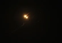 Irã realiza novo ataque a países do Golfo após fechamento do Estreito de Ormuz