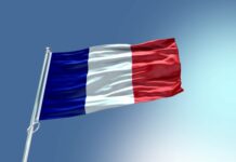 Parlamento da França aprova lei que proíbe uso de redes sociais por menores de 15 anos