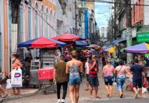 Trabalho no comércio durante os feriados terá acordo assinado nesta terça-feira; entenda