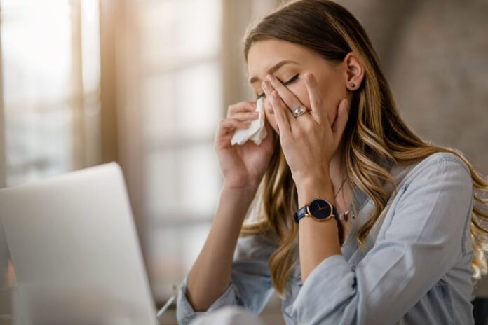 Resfriado-e-gripe-com-dor-de-cabeca-enquanto-trabalhava-no-escritorio-768x512