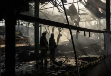 Ataque de drones russos matam ao menos 14 pessoas em shopping na Ucrânia