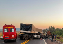 Bombeiros resgatam vítima presa às ferragens após colisão entre duas carretas em Confresa