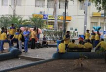 Trabalhadores dos Correios em greve realizaram ato público no Centro de Cuiabá