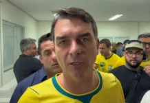 Flávio Bolsonaro diz que Dino e a ‘tropa de choque de Lula’ protegeram Moraes