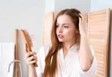 Queda de cabelo pode ser sinal de deficiência de ferro? Médico explica