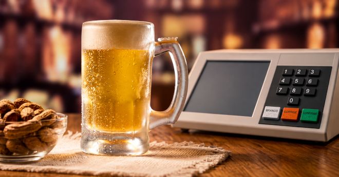 Caneca-de-cerveja-e-urna-eletronica
