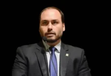 Carlos Bolsonaro diz que Lula deve ser declarado inelegível e cobra Justiça