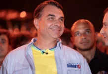 Flávio afirma querer mudar a Constituição e ‘redemocratizar’ o Brasil