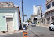 SOL ESCALDANTE DE CUIABÁ DIFICULTA LEITURA DOS PARQUÍMETROS E MOTORISTAS QUESTIONAM FALTA DE COBERTURA