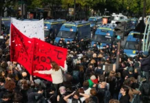 Milhares de manifestantes vão às ruas de Paris após suspensão da proibição de protestos